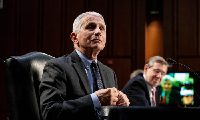 El Dr. Anthony Fauci, director del Instituto Nacional de Alergias y Enfermedades Infecciosas, durante una audiencia con el Comité del Senado sobre Salud, Educación, Trabajo y Pensiones, sobre la respuesta a COVID-19, en el Capitolio en Washington, el 18 de marzo de 2021. (Anna Moneymaker-Pool/Getty Images)
