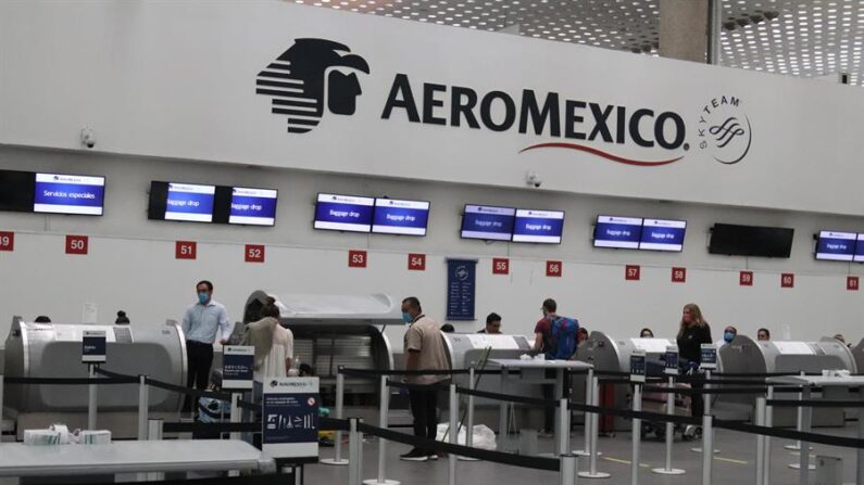 Fotografía de archivo de usuarios que se registran para abordar el vuelo de Aeromexico-Madrid que saldrá del Aeropuerto Internacional de la Ciudad de México (México). EFE/José Pazos
