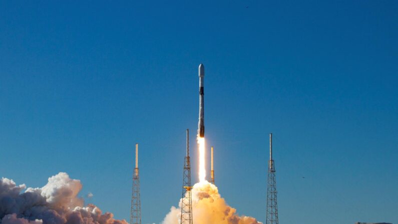 CABO CAÑAVERAL (FL, EEUU), 13/01/2022.- Fotografía cedida por la firma privada SpaceX donde se muestra a cohete Falcon 9 de la misión Transporter-3 mientras despega desde la Estación de la Fuerza Espacial de Cabo Cañaveral en Florida (EE. UU). EFE/SpaceX 