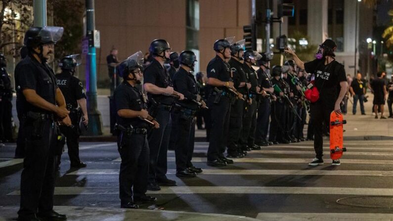 Fotografía de archivo de policías de Los Ángeles, California (EE.UU.). EFE/EPA/Kyle Grillot