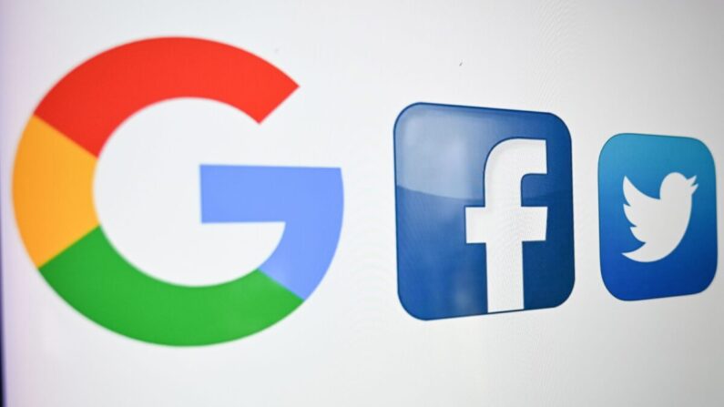 Logos de Google, Facebook y Twitter en la pantalla de una computadora en una foto de archivo tomada el 21 de octubre de 2020. (Denis Charlet/AFP vía Getty Images)