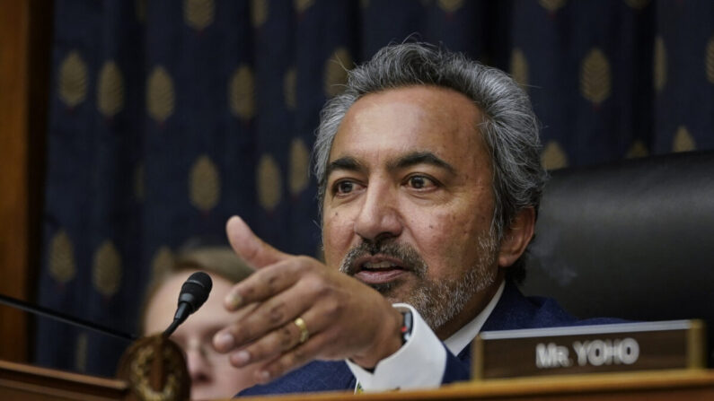 El representante Ami Bera (D-CA) preside una audiencia del subcomité de la Comisión de Asuntos Exteriores de la Cámara de Representantes para Asia y el Pacífico en relación con el brote de coronavirus, en el Rayburn House Office Building del Capitolio el 5 de febrero de 2020 en Washington. (Drew Angerer/Getty Images)