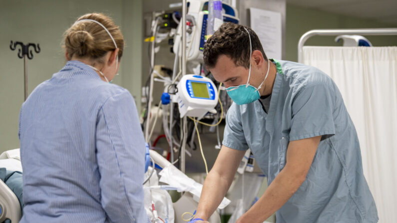 Profesionales médicos tratan a un paciente en una foto de archivo. (Ryan M. Breeden/US Navy vía Getty Images)