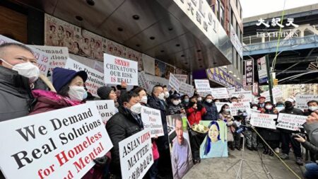 Chinos de Nueva York lamentan la muerte de mujer que fue empujada frente al metro