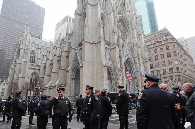Miles de policías acudieron al funeral de Jason Rivera en la Catedral de San Patricio de Nueva York el 28 de enero de 2022. (Richard Moore/The Epoch Times)