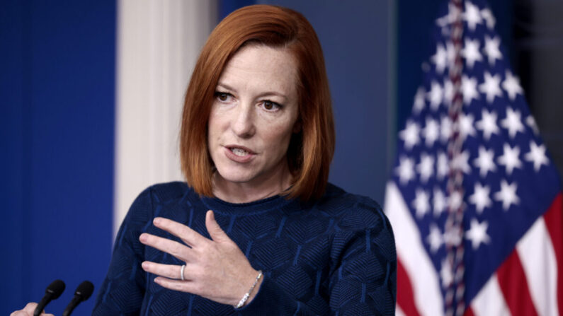 La secretaria de prensa de la Casa Blanca, Jen Psaki, responde preguntas durante una sesión informativa en Washington el 10 de enero de 2022. (Anna Moneymaker/Getty Images)