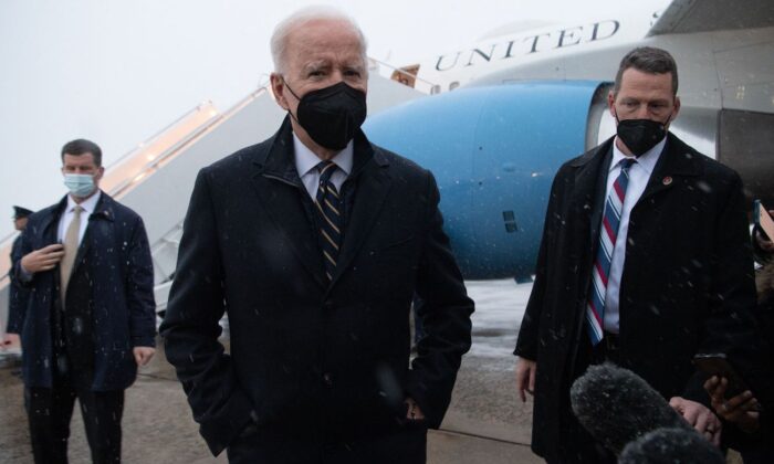 El presidente de EE.UU., Joe Biden, habla con la prensa sobre la situación en Ucrania, tras llegar en el Air Force One a la Base Conjunta Andrews en Maryland, el 28 de enero de 2022. (Saul Loeb/AFP vía Getty Images)