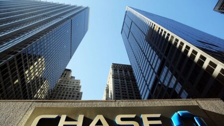 CEO de JPMorgan Chase dice que no se les pagará a empleados no vacunados de NY y podrían perder su empleo