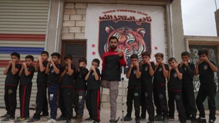Maestro que perdió una pierna en Siria ahora enseña Kung Fu a 100 niños