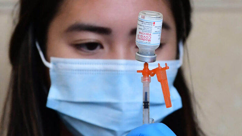 Una enfermera prepara una dosis de la vacuna contra la COVID-19 de Moderna en Los Ángeles (California) el 7 de enero de 2022. (Frederic J. Brown/AFP vía Getty Images)