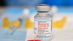 Reguladores estadounidenses aprueban la vacuna anti-COVID de Moderna para todos los adultos