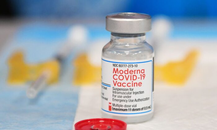 Un vial de la vacuna anti-COVID de Moderna en Los Ángeles, California, el 15 de diciembre de 2021. (Frederic J. Brown/AFP a través de Getty Images)
