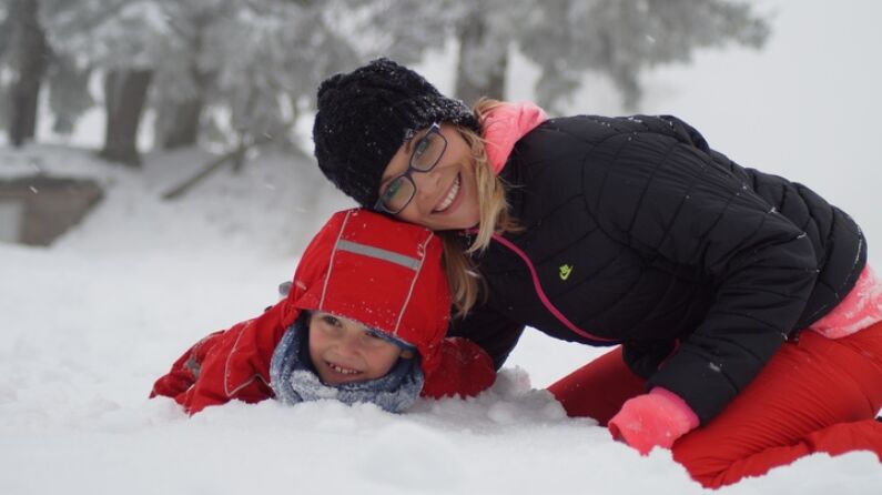 Un niño y su madre disfrutan de la magia del invierno en la nieve. Imagen ilustrativa.(PxHere)