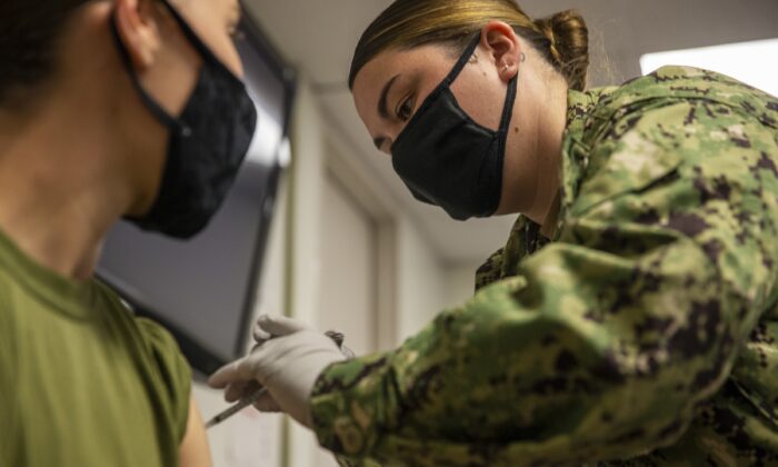Una suboficial de la Marina administra a una marine la vacuna contra la COVID-19 en el Campamento Pendleton (California) el 22 de septiembre de 2021. (Foto de la Infantería de Marina de EE. UU. por el cabo Andrew Cortez vía The Epoch Times)