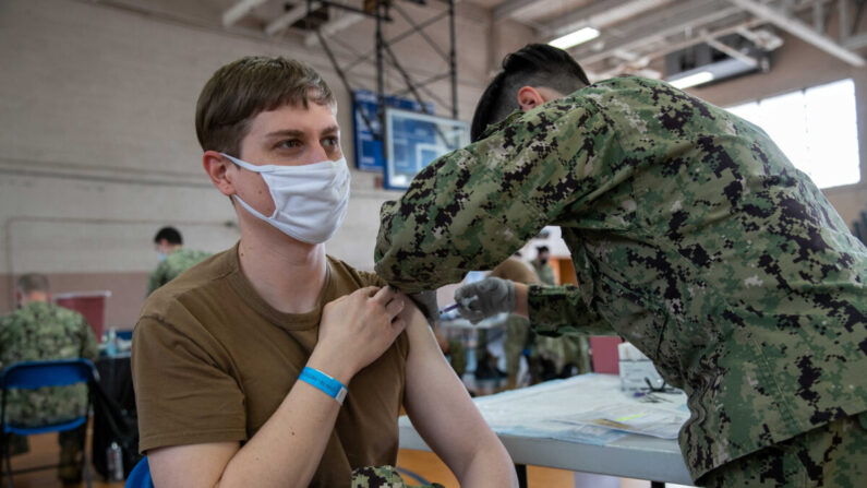 Un miembro de la Marina recibe una vacuna contra el COVID-19 en la Estación Naval de Norfolk, Virginia, en una imagen de archivo. (U.S. Navy/Mass Communication Specialist Seaman Jackson Adkins via The Epoch Times)