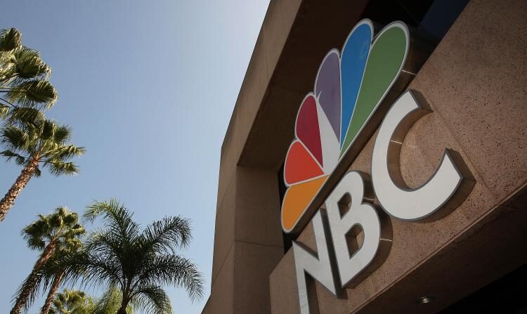 El logotipo del pavo real de la NBC en el edificio de los estudios de la NBC en Burbank, California. (David McNew/Getty Images)