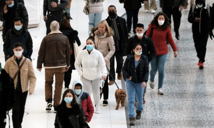 Los personas llevan mascarillas en un centro comercial cubierto en The Oculus, en el bajo Manhattan, el día en que entró en vigor un decreto en Nueva York, el 13 de diciembre de 2021. (Spencer Platt/Getty Images)