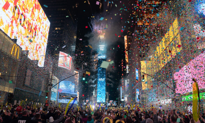 La bola de cristal desciende para marcar el comienzo del nuevo año en la ciudad de Nueva York el 1 de enero de 2022. (David Dee Delgado/Getty Images)