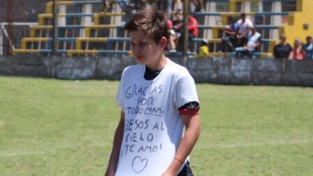 Niño argentino se quita la camiseta y dedica emotivo gol a su madre fallecida horas atrás