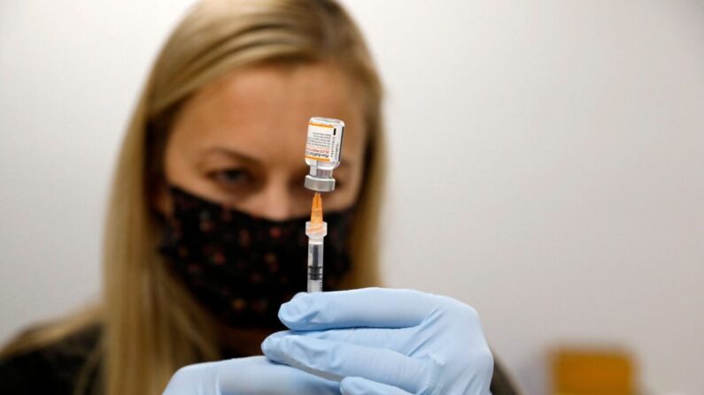 Una enfermera sostiene una vacuna COVID-19 de Pfizer-BioNTech, en Southfield, Michigan, el 5 de noviembre de 2021. (Jeff Kowalsky/AFP vía Getty Images)