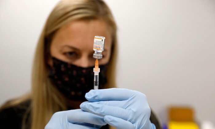 Una enfermera sostiene una vacuna Pfizer-BioNTech contra la COVID-19 en Southfield (Michigan) el 5 de noviembre de 2021. (Jeff Kowalsky/AFP a través de Getty Images)