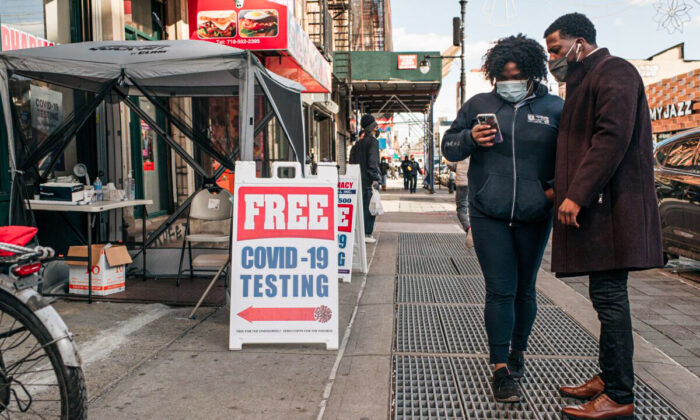 La gente se detiene frente a un sitio de prueba para COVID-19 en la ciudad de Nueva York, el 10 de enero de 2022. (Scott Heins/Getty Images)
