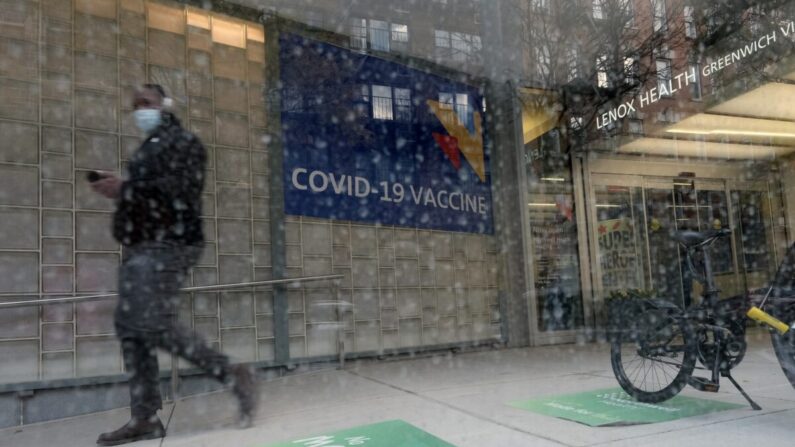 Un cartel fuera de un hospital anuncia la vacuna COVID-19 en la ciudad de Nueva York el 19 de noviembre de 2021. (Spencer Platt/Getty Images)