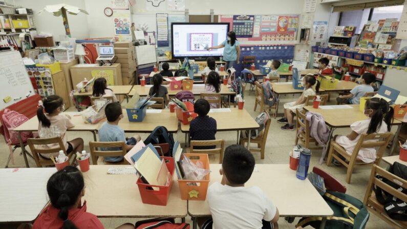 Una clase en una escuela pública de Nueva York, el 22 de julio de 2021. (Michael Loccisano/Getty Images)
