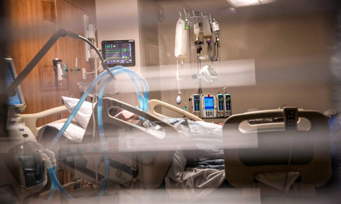 Tubos de respiración de un ventilador se sitúan junto a un hombre con COVID-19 en la Unidad de Cuidados Intensivos del Hospital de Stamford, Connecticut, el 24 de abril de 2020. (John Moore/Getty Images)