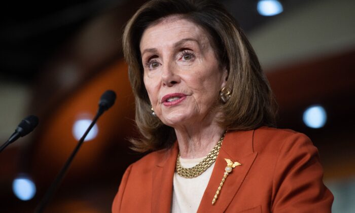 La presidenta de la Cámara de Representantes, Nancy Pelosi (D-Calif.), habla con varios periodistas en el Capitolio de Washington el 13 de enero de 2022. (Saul Loeb/AFP a través de Getty Images)