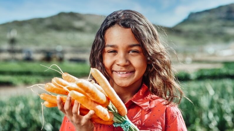 Comprar y comer alimentos cultivados localmente y de temporada tiene muchos beneficios para su salud y la economía local. (Foto: Kindel Media/Pexels)