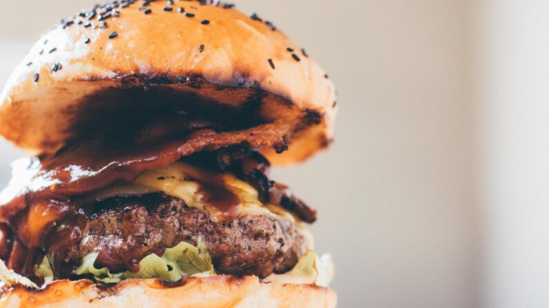 Cuando construya su hamburguesa, asegúrese de no perder el sabor de la carne. (pexels-photo-2874981)
