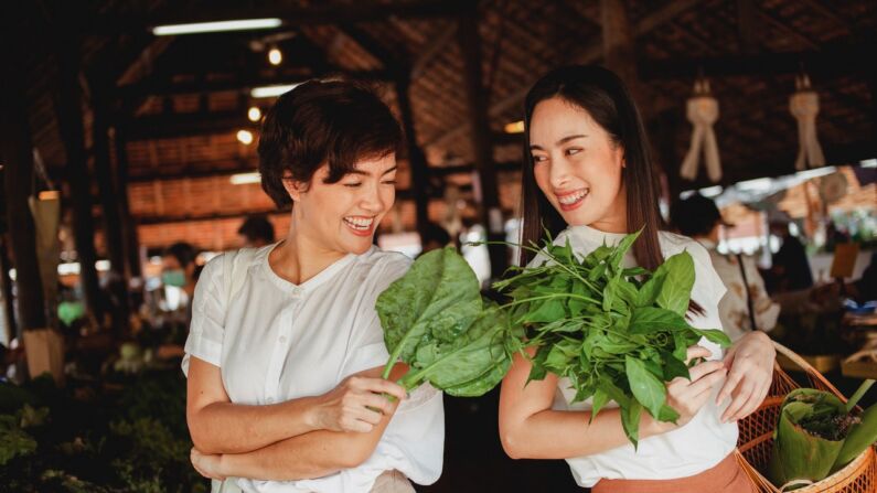 Elegir comprar o cultivar sus propias frutas y verduras orgánicas le da más control sobre lo que entra en su cuerpo. (Sam Lion/Pexels)