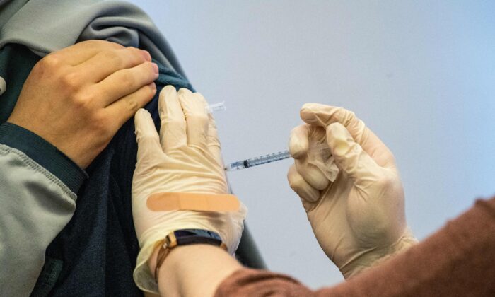 Un adolescente recibe una vacuna contra COVID-19 de Pfizer-BioNTech en un hospital de Hartford, Connecticut, el 6 de enero de 2022. (Joseph Prezioso/AFP a través de Getty Images)