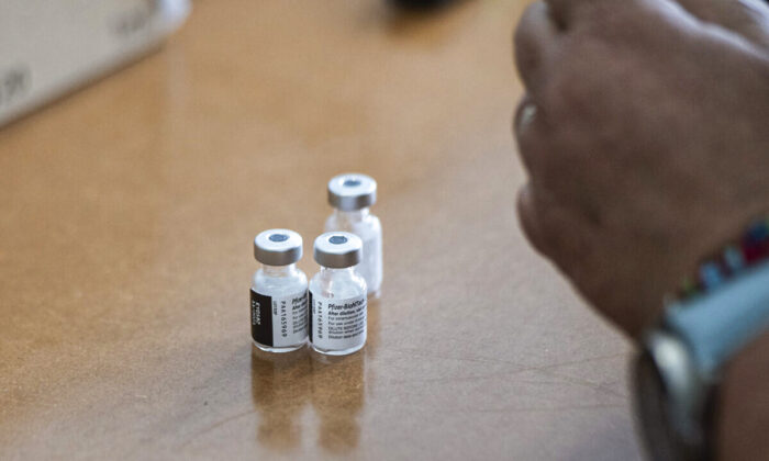 Viales de la vacuna COVID-19 de Pfizer-BioNTech en Ciudad del Cabo, Sudáfrica, el 8 de diciembre de 2021. (Rodger Bosch/AFP vía Getty Images)