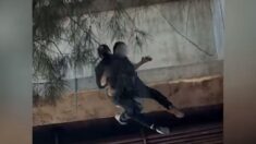 Valiente policía mexicano evita que un hombre se lance de un puente