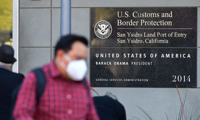 Personas entran en Estados Unidos a través del puerto de entrada terrestre de San Ysidro, California, el 7 de noviembre de 2021. (Frederic J. Brown/AFP vía Getty Images)