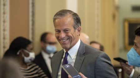 Senador John Thune, del liderazgo republicano, anuncia su candidatura a reelección