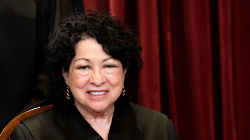 La jueza asociada Sonia Sotomayor se sienta durante una fotografía de grupo de los jueces en el Tribunal Supremo en Washington el 23 de abril de 2021. (Erin Schaff/Pool/AFP vía Getty Images)