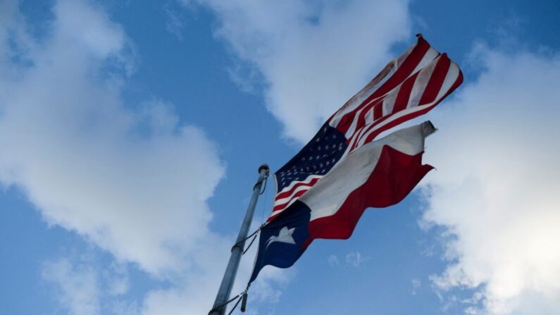 La bandera de los Estados Unidos y la bandera del estado de Texas se exhiben en el parque Murchison Rogers a lo largo de Scenic Drive en El Paso, Texas, el 24 de junio de 2021. (Patrick T. Fallon/AFP vía Getty Images)