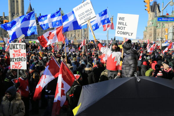 La gente se reúne ante el Parlamento de Canadá en Ottawa, el 29 de enero de 2022, mientras se manifiesta el convoy de camioneros que protesta por los mandatos y restricciones sobre COVID-19. (Jonathan Ren/The Epoch Times)