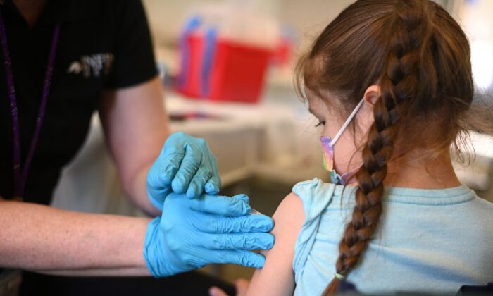 Una enfermera administra una dosis pediátrica de la vacuna COVID-19 a una niña en una clínica de Los Ángeles el 19 de enero de 2022. (ROBYN BECK/AFP vía Getty Images)