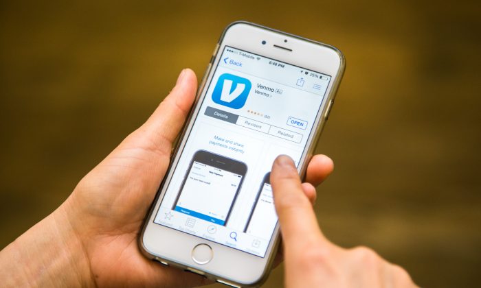 Una persona descarga la aplicación Venmo en su iPhone en Nueva York, el 1 de marzo de 2015. (Benjamin Chasteen/Epoch Times)