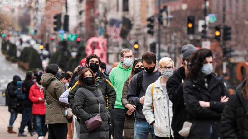 Gente hace fila en un sitio de prueba para recibir una prueba PCR de COVID-19 gratis en Farragut Square en Washington, el 28 de diciembre de 2021. (Anna Moneymaker/Getty Images)