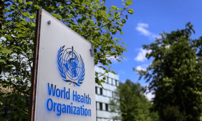Cartel de la Organización Mundial de la Salud en Ginebra, Suiza, el 24 de abril de 2020. (Fabrice Coffrini/AFP vía Getty Images)