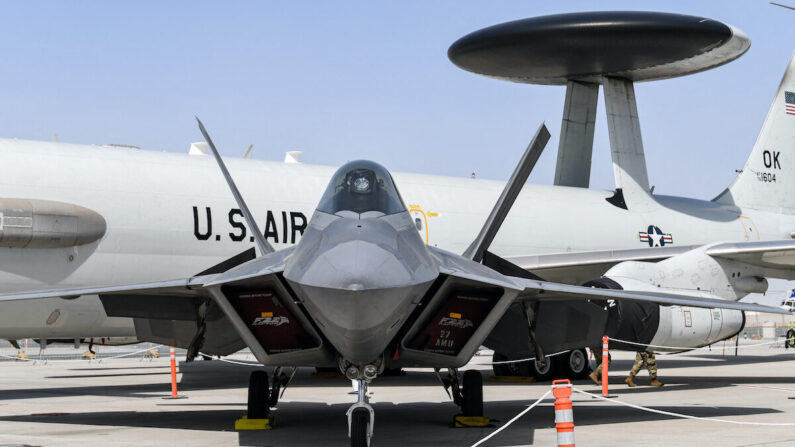 Un avión de combate táctico furtivo para todo tipo de clima Lockheed Martin F-22 Raptor en exhibición durante el Dubai Airshow el 18 de noviembre de 2019. (Karim Sahib/AFP vía Getty Images)