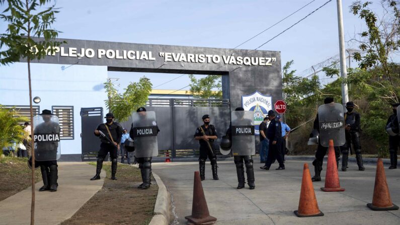 Fotografía de archivo fechada el 23 de junio de 2021, que muestra a varios agentes antidisturbios en las afueras de la Dirección de Auxilio Judicial Complejo Policial Evaristo Vásquez, en Managua (Nicaragua). El primero de una serie de juicios contra una cuarentena de opositores acusados de traición a la patria o lavado de dinero en Nicaragua, en el marco de las elecciones generales de noviembre pasado, es celebrado bajo condiciones de aislamiento y bajo fuerte presencia policial, denunció este martes el Centro Nicaragüense de Derechos Humanos (Cenidh). EFE/Jorge Torres /ARCHIVO
