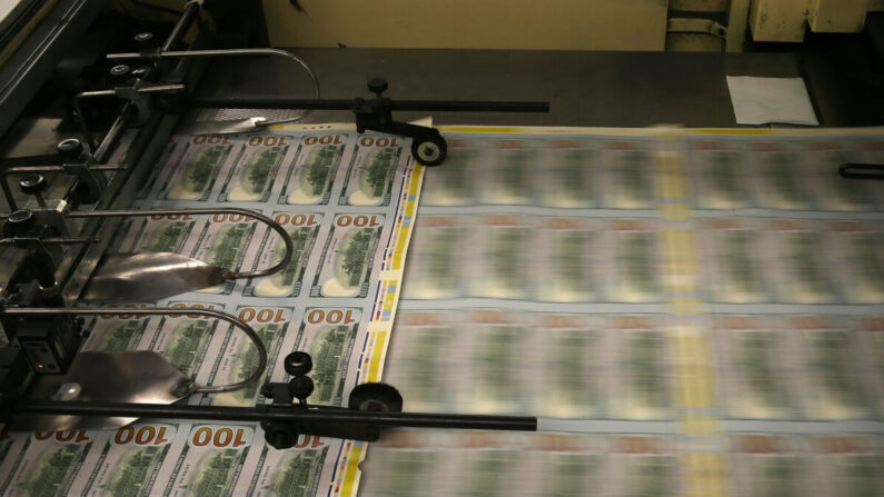 Los billetes de $100 se imprimen en la Oficina de Grabado e Impresión en Washington el 20 de mayo de 2013. (Mark Wilson/Getty Images)