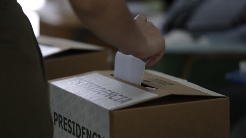 Una persona vota durante las elecciones generales, el 6 de febrero de 2022, en el colegio Liceo Napoleón Quesada, en San José (Costa Rica). EFE/Bienvenido Velasco
