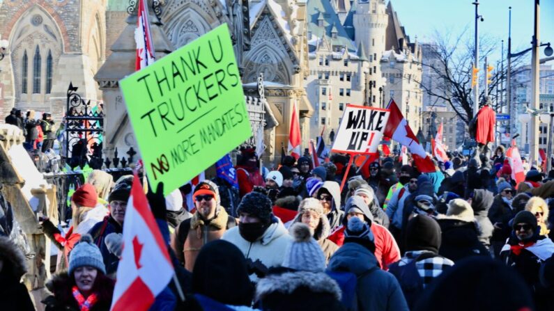 La gente se reúne en la Colina del Parlamento mientras el convoy de camioneros que protesta por los mandatos y restricciones impuestas por el COVID-19 se manifiesta en Ottawa el 29 de enero de 2022. (Jonathan Ren/The Epoch Times)